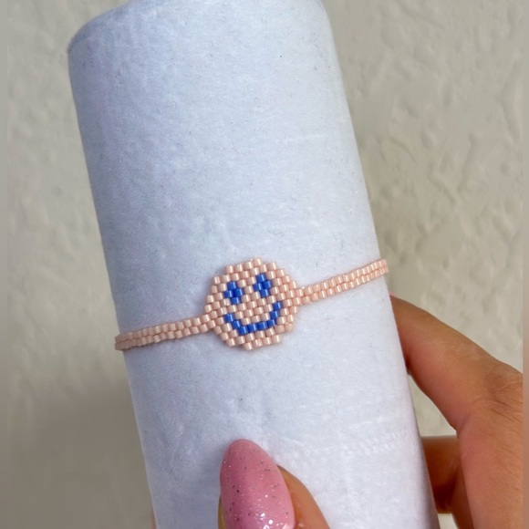 Handbeaded Happy Face Adjustable Bracelet fits for any wrist size - Picture 1 of 2